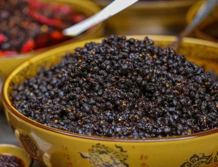 How to Cook With Fermented Black Beans Fermented Black Beans, Easy Stir Fry Recipes, Black Bean Recipes, Cooking Dried Beans, Best Chinese Food, Black Bean Sauce, Red Bean Paste, How To Cook Beans, Great Northern Beans