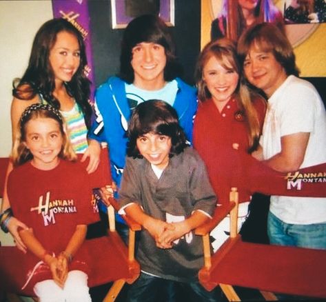 Old Disney Channel Aesthetic, Hannah Montana Cast, Aesthetic Celebs, Hannah Montana Funny, Hannah Montana Show, Disney Channel Aesthetic, Heartland Season 1, Hannah Montana Forever, Old Disney Channel Shows