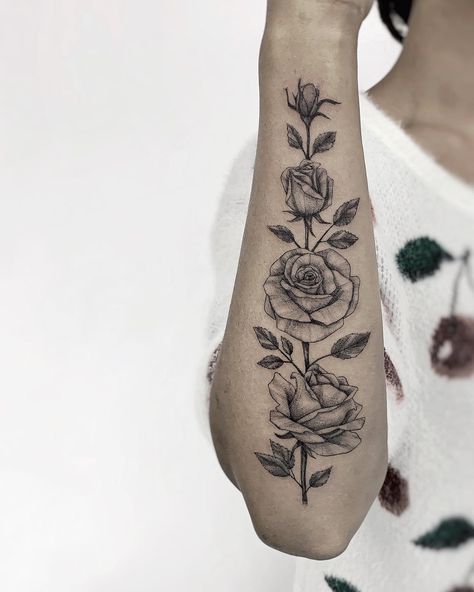 Tattoo of the four stages of a rose blooming. Black and grey, detailed, fineline, microrealism tattoo. Bloomed Rose Tattoo, Blooming Tattoo, Bloom Tattoo, Rosé Stage, Rose Blooming, Rose Tattoo On Arm, Tattoo Apprenticeship, Rose Tattoos For Women, Dope Tattoos For Women