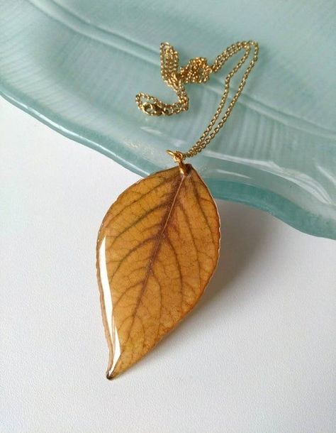 Resin Leaf, Flower Resin Jewelry, Wood Resin Jewelry, Resin Crafts Tutorial, Plant Jewelry, Real Leaf, Resin Jewelry Diy, Real Flower Jewelry, Jewelry Resin