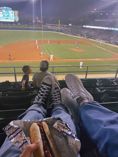 Aesthetic Baseball Game Pics, Dodger Game Couple, Bp Date Baseball, Baseball Game Aesthetic Couple, Baseball Date Night, Baseball Game Insta Pics, Cute Baseball Game Pictures, Baseball Game Astethic, Baseball Game Outfit Aesthetic