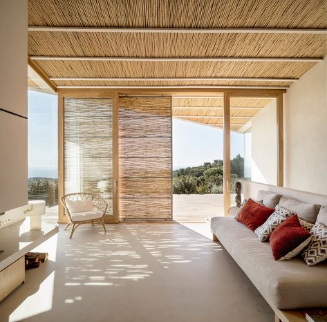 The House in Mas Nou Sports Bamboo on the Ceiling + Shades Asma Kat, Bamboo Ceiling, Bamboo House Design, Bamboo Architecture, Plafond Design, Bamboo House, Bamboo Shades, Ceiling Shades, Bamboo Design