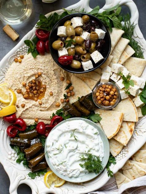 Greek Food Picnic, Greek Charcuterie Board, Mezze Platter Ideas, Platter Vegetarian, Greek Mezze Platter, Greek Platter, Greek Mezze, Meze Platter, Vegetarian Dip