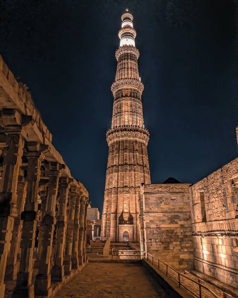 Delhi Sultanate, Qutub Minar, Gold Wallpaper Phone, Page Borders Design, World Photo, Night Sky Photos, Islamic Architecture, Delhi India, Culture Travel