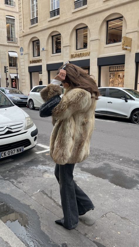 Fur Coat Outfit, Skor Sneakers, Winter Inspo, Outfit Invierno, Paris Mode, Coat Outfit, Stil Inspiration, Stockholm Fashion, Fall Fits