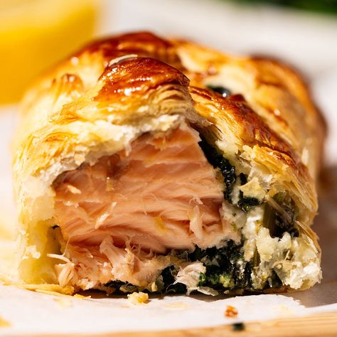 Salmon en Croute Buttery Salmon, Salmon En Croute, Salmon Wellington, Perfect Salmon, Dill Sauce For Salmon, Spinach Filling, Phyllo Dough Recipes, Salmon Wrap, Best Salmon