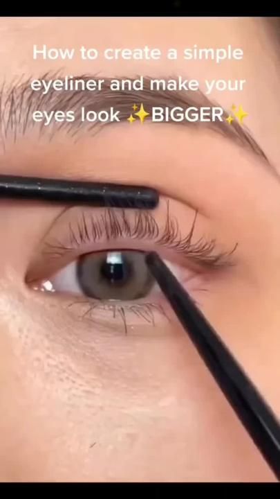 Mata Hooded, Simple Eyeliner Tutorial, Eye Makeup Hacks, Doe Eye Makeup, Maquillage Halloween Simple, Make Your Eyes Look Bigger, Big Eyes Makeup, Hooded Eye Makeup Tutorial, Bigger Eyes