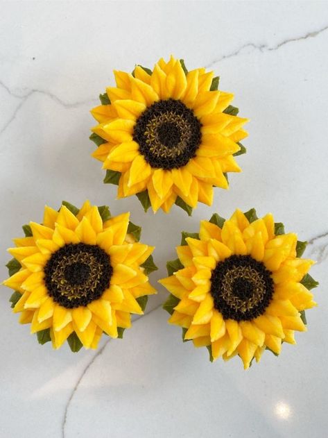 Yellow Cupcake Bouquet, Sunflower Cupcakes Ideas, Kerry's Bouqcakes, Piped Flowers, Cupcake Arrangements, Cupcakes Flores, Floral Cake Design, Sunflower Cupcakes, Individual Flowers