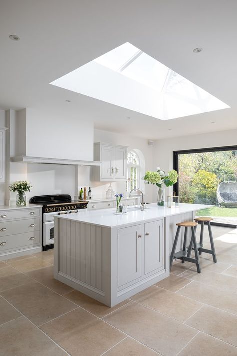 Patio Chico, Bespoke Kitchen Island, Shaker Kitchen Design, Kitchen Diner Extension, Open Plan Kitchen Diner, White Shaker Kitchen, Open Plan Kitchen Living Room, Shaker Kitchen Cabinets, Bespoke Kitchen