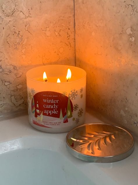 Candle Christmas Aesthetic, Winter Candle Aesthetic, Christmas Candles Aesthetic, Holiday Bedroom, Christmas Dreaming, Bath Body Works Candles, Winter Candy Apple, Summer Christmas, Winter Candle