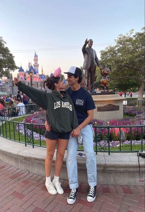 Couple Poses Disney World, Great America Theme Park Outfits, Athletic Theme Park Outfits, Friends At Disney World, Cute Couple Pics Disney, Men’s Disneyland Outfit, Cool Disneyland Outfits, Cute Couple Disney Pictures, Couple Pics At Disney World