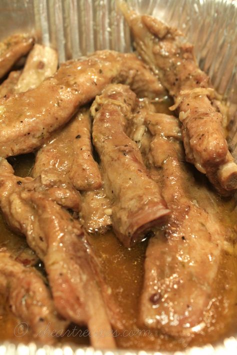 How to make the best southern, soul food style southern smothered ribs with a homemade onion & garlic gravy! My mom use to always make smothered ribs. She smothered the ribs in a nice homemade … Smothered Ribs, Dinner Ideas Soul Food, Dinner Ideas Southern, Sunday Dinner Ideas Soul Food, Southern Soul Food, Sunday Dinner Ideas, I Heart Recipes, Crockpot Ribs, Pork Rib Recipes