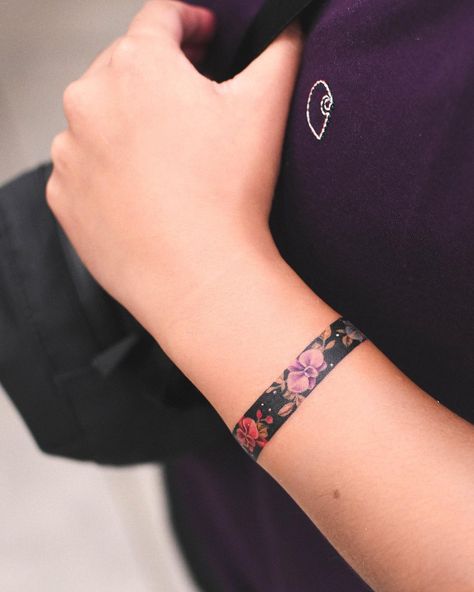 Orchid wrist band for Patricia 💐 | Instagram Tattoos Pulseras, Wrist Band Tattoo, Wrist Bracelet Tattoo, Wrist Tattoo Cover Up, Around Arm Tattoo, Cuff Tattoo, Bracelet Arm, Wrap Tattoo, Armband Tattoo Design