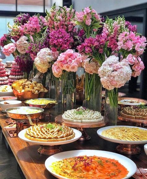 Flower Buffet Decoration, Food Table Floral Arrangements, Floral Buffet Table, Buffet Table Flower Arrangements, Brunch Mesa, Dinner Party Tablescapes, Hotel Flower Arrangements, Hotel Flowers, Engagement Dinner