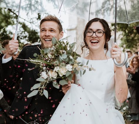 Planning to wear fab frames on your wedding day? These hair and makeup tips for brides who wear glasses will help you look and feel your best! Bridal Makeup With Glasses, Wedding Makeup With Glasses, Looks With Glasses, Makeup Looks For Brides, Bridal Glasses, Makeup With Glasses, Hobbit Wedding, Bride With Glasses, Tips For Brides