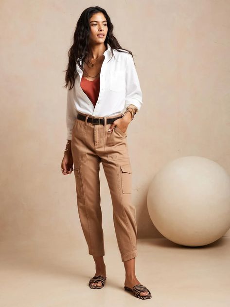 Banana Republic Utility Cargo Pant For a more structured look, go for a pair that hugs your legs and ends above the ankle. This pair is has a higher waist that looks good with a belt or knotting your shirt to accentuate your waist. #trendyoutfits #cargopants #outfitideas #trendyfashion Cargo Pants Outfit, Fitted Dress Pants, Linen Blend Pants, Iced Latte, Banana Republic Women, Cargo Joggers, Banana Republic Factory, Velvet Pants, Banana Republic Pants