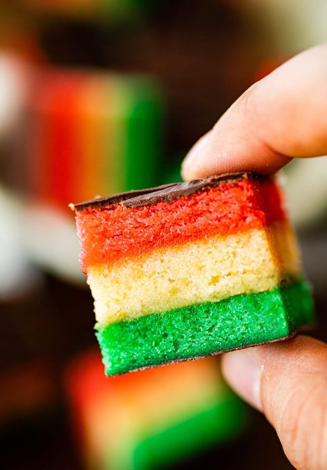 How to Make Classic Italian Rainbow Cookies Recipe - CucinaByElena Rainbow Cookie Cake, Seven Layer Cookies, Rainbow Cookies Recipe, Italian Rainbow Cookies, Gluten Free Italian, Bagel Shop, Vegan Italian, Rainbow Cookies, Italian Cookies