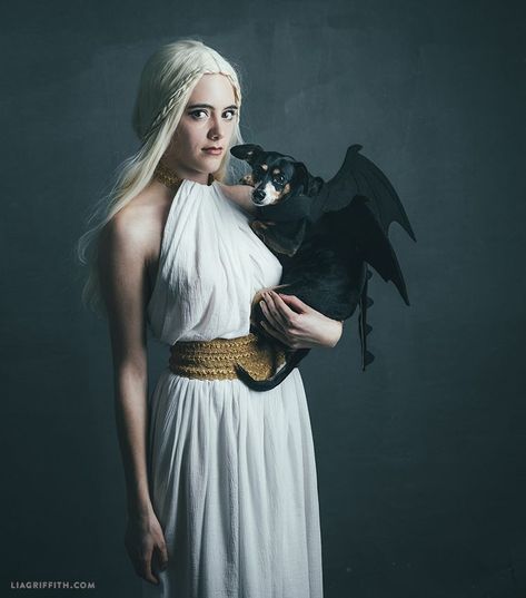 Last-Minute Halloween Costume Ideas: Daenerys and Her Dragon, Game of Thrones Dog Dragon Costume, Dog And Owner Costumes, Daenerys Costume, Diy Dragon Costume, Game Of Thrones Halloween, Diy Fantasia, Halloween Costume Couple, Diy Dragon, Blonde Halloween Costumes