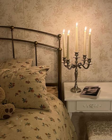 Vintage Room Decor Bedroom, Bedroom Inspo Vintage, Vintage Room Aesthetic, Academia Bedroom, Victorian Room, Stylish Bedding, Brown Rooms, Instagram Heart, Vintage Room Decor