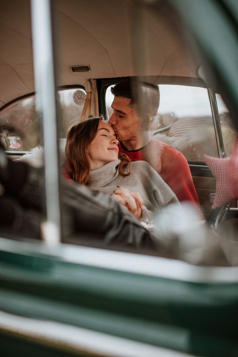 Photo Poses In Saree, Poses In Saree, Pre Wedding Photoshoot Ideas, Vw Bus Photo, Couple In Car, Car Engagement Photos, Wedding Shoot Ideas, Wedding Photoshoot Ideas, Classic Car Photoshoot