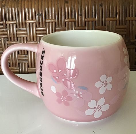 Sakura Starbucks, Cherry Blossom Mug, Starbucks Advertising, Starbucks Mug, Botol Air, Pretty Mugs, Sakura Cherry Blossom, Pink Vibes, Starbucks Mugs