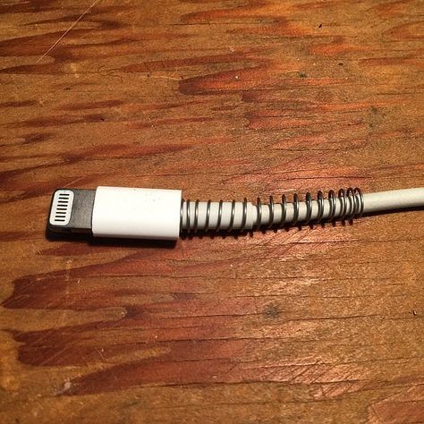 Protect your charger cords using a pen spring. Science Hacks, Iphone Cord, Iphone Charger Cord, Spring Board, Diy Pen, Computer Hacks, Diy Tech, Phone Cords, Tech Hacks