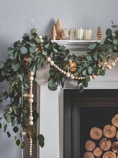 Holiday Mantel Decor, Navidad Natural, Mantel Decor Ideas, Minimalist Christmas Decor, Natural Christmas Decor, Holiday Mantel, Christmas Inspo, Natural Christmas, Christmas Fireplace