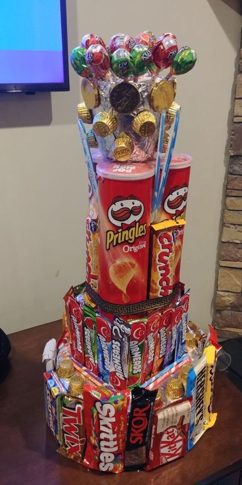 Candy And Snack Bouquet, Candy Gifts Ideas, Candy Arrangements, Candy Gift Baskets, Candy Birthday Cakes, Birthday Snacks, Bebidas Do Starbucks, Family Lunch, Handmade Candy