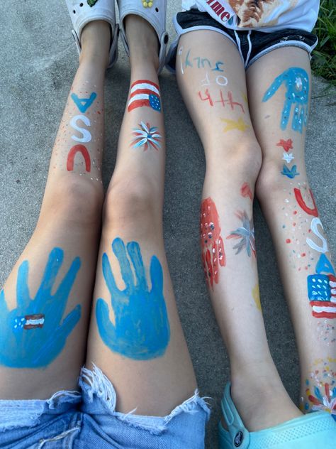 Fourth Of July Leg Paint Easy, Red White And Blue Leg Paint, Forth Of July Paint Ideas, July 4th Makeup Ideas, Painted Legs Body Art, Leg Painting Body Art 4th Of July, Fourth Of July Body Paintings, 4 Of July Face Paint Easy, 4th Of July Body Painting Ideas