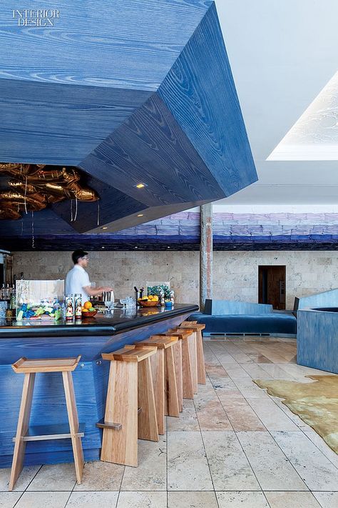 Aluminum accents the oak of the custom stools at the lobby’s bar, topped in Italian marble| Garden designer Sean Knibb takes on his first hotel in LA. See more at: www.interiordesig... #InteriorDesignMagazine #InteriorDesign #design #LA #SeanKnibb #hotel #architecture #interiordesign Bar Counter Design, Architecture Restaurant, Interior Landscape, Bar Inspiration, 카페 인테리어 디자인, Garden Designer, Hotel Interior Design, Landscape Garden, Bar Interior