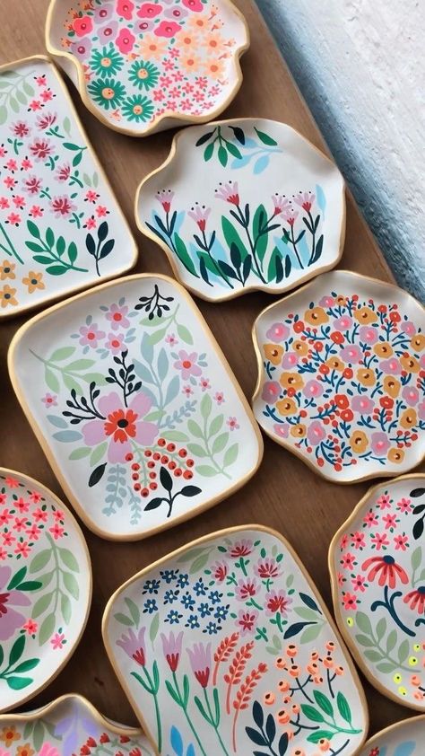 Paint A Pot Plate Ideas, Spiritual Ceramics, Aesthetic Pottery Painting, Hand Painted Pottery Ideas, Diy Keramik, Ceramic Cafe, Diy Pottery Painting, Pottery Painting Ideas, Paint Your Own Pottery