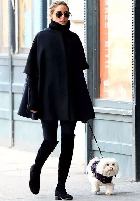 Knee high boots in style for Winter 2022 - Styled By Sally Cape Coat Outfit, Mantel Cape, Mantel Outfit, Cape Outfit, Dressing Design, Mode Zara, Stuart Weitzman Boots, Black High Boots, Estilo Preppy