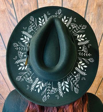 Cowboy Hat Design, Tovad Ull, Wide Hat, Custom Cowboy Hats, Goth Witch, Felt Cowboy Hats, Painted Hats, Chapeau Cowboy, Wide Brim Hats