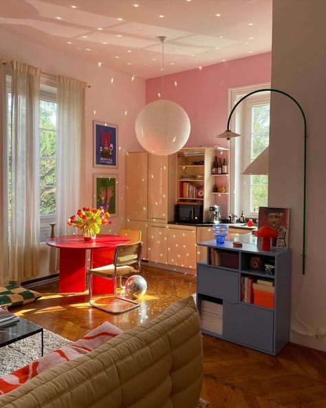 Retro Apartment Decor, Red Theory, Red Apartment, Apartment Color Schemes, Retro Apartment, Colourful Home, Colorful Apartment, Pink Living Room, Mood Food