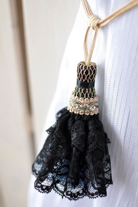 ≧◔◡◔≦ Black Cottage, Tassel Crafts, Saree Tassels, Diy Tassel, Tassels Fashion, Tassel Fringe, Beaded Tassels, Simply Beautiful, Fabric Crafts