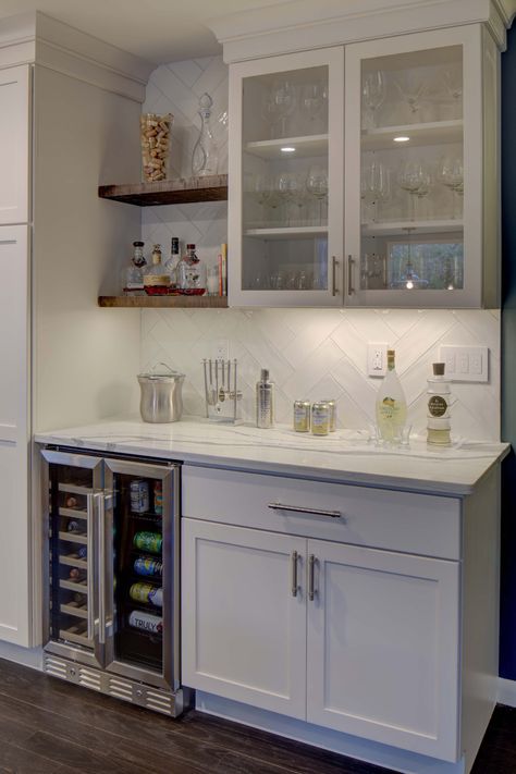 Small Bars For Home, Bar Nook, Ceramic Backsplash, Home Wet Bar, Home Bar Cabinet, Home Bar Rooms, Kitchen New York, Kitchen Lounge, Coffee Bars In Kitchen