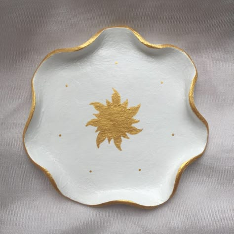 Sun Sun And Moon Ceramics Pottery, Sun Trinket Dish, Aesthetic Clay Plate, Sun Sculpture Clay, Sun Air Dry Clay, Clay Plate Design, Sun Ashtray, Pottery Painting Ideas Jewelry Dish, Clay Plate Ideas