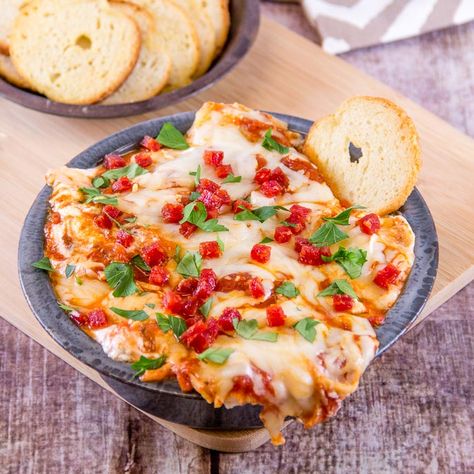 Slow Cooker Appetizers, Ny Pizza, Pizza Dip, Pizza Snacks, New York Pizza, New York Style Pizza, Pizza Margherita, Pizza Flavors, Tailgating Recipes