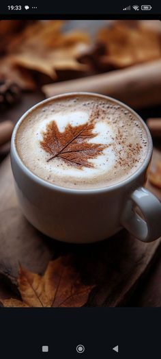 Fall Coffee Photography, Maple Latte Recipe, Easy Coffee Drinks, Maple Latte, Mojito Drink, Coffee Cup Art, Pretty Coffee, Green Tea Benefits, Healthy Coffee