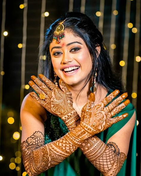 Traditional mehndi Mehendi Photography Bridal, Mehendi Photoshoot, Mehendi Photography, New Mehndi Design, Traditional Mehndi, Mehndi Function, Indian Bride Poses, New Mehndi, Indian Bride Photography Poses