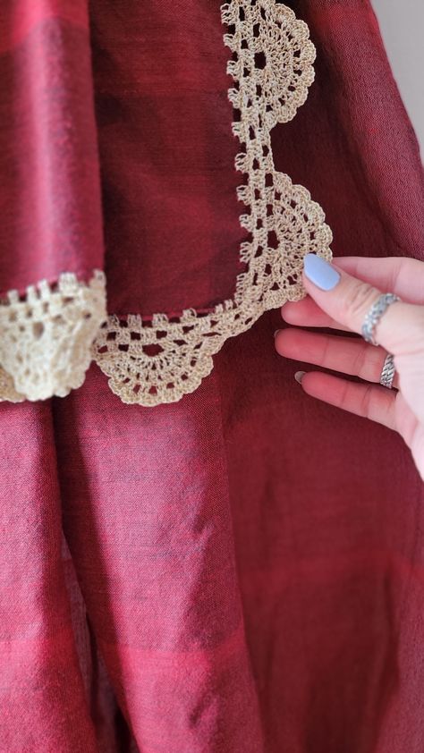 Crochet border on maroon cotton saree 🥻 Crochet Work On Kurti, Crochet Kurti Design, Maroon Cotton Saree, Design Kurti, Mirror Work Blouse Design, Saree Kuchu Designs, Crochet Border, Crochet Edging Patterns, Crochet Work