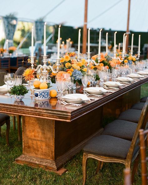 Candelabra & Citrus Florals on Wood Table | Photo: Kate Headley. Maryland Themed Wedding, Blue Orange Weddings, Chinoiserie Wedding, Bright Table, Spring Table Settings, Citrus Wedding, Chinoiserie Vase, Backyard Reception, Blue Chinoiserie