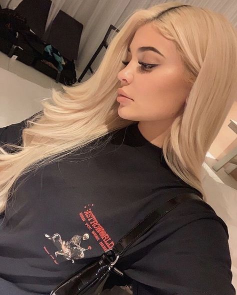 king kylie | kylie jenner | karjenn | kardashian | kylie kardashian | stormi | kylie blond hair | blond king kylie era King Kylie, Kylie Jenner, Blonde Hair, A Woman, Blonde, Tumblr, Hair, Black