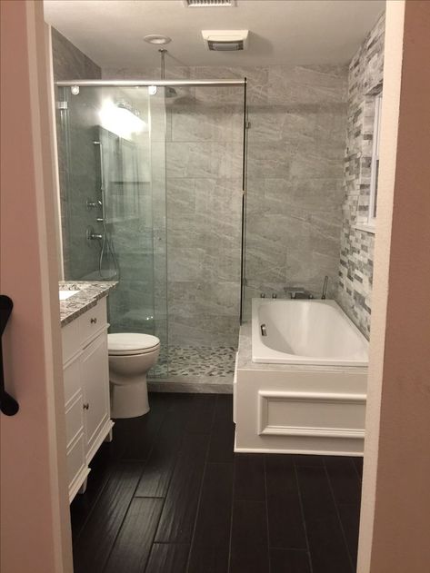 Bathroom Tub Shower Combo, Small Full Bathroom, Top Bathroom Design, Small Bathroom Layout, Bathroom Tub Shower, Full Bathroom Remodel, Space Saving Bathroom, Bathroom Design Trends, Bathroom Decorating Ideas