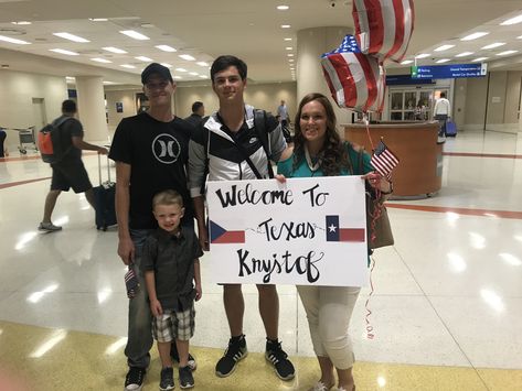 Foreign Exchange Student Welcome Sign at Airport Welcome To The Usa Sign Airport, Welcome To America Sign Airport, Airport Welcome Signs Exchange Student, Welcome To Usa Sign Airport, Foreign Exchange Student Welcome Sign, Welcome Sign Airport, Exchange Student Welcome Sign, Student Room Ideas, Airport Welcome Signs