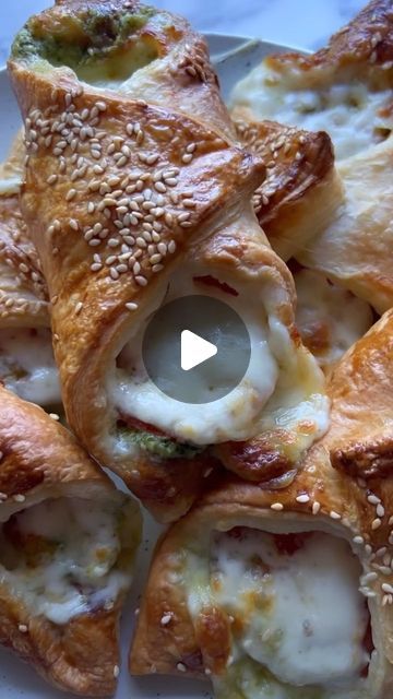 Frederikke Wærens - Food & Cake inspiration on Instagram: "Follow @frederikkewaerens  for more inspiration!
Puff pastry with pesto, tomatoes and mozzarella 😍👌🏼 Perfect as appetizer 👏🏻🍅🧀 Go get the easy recipe on my blog - link in bio #satisfyingvideos #howto #tapas #butterdej #puffpastry #madinspiration #nemmad #frederikkewaerens #appetizer #nytårsmenu" Tomatoes And Mozzarella, Food Cake, Puff Pastry, Cake Inspiration, Easy Recipe, Mozzarella, Pesto, Appetizer, Tomatoes