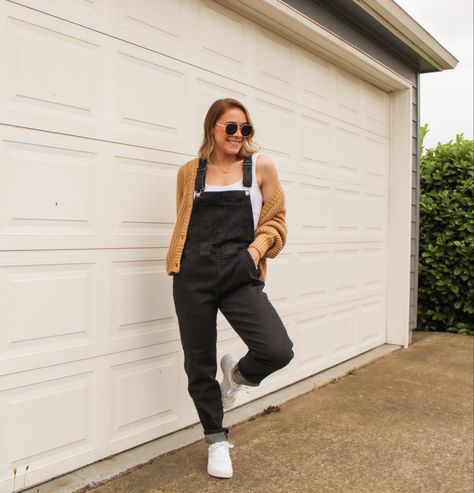 Jogger Overalls Outfit, Black Overalls Outfit Women, How To Style Black Overalls, Overalls With Cardigan, Black Overalls Outfit Winter, Black Overall Outfit, Jean Overall Outfits, Overalls Outfit Winter, Black Overalls Outfit