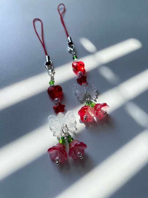 This is a very cute berry phone keychain, that was created to give pleasant emotions and good moods♡ Cute Bead Keychains, Beaded Flower Keychain, Beaded Keychains Patterns, Cute Phone Charms, Keychain Beads, Red Keychain, Phone Keychain, Diy Keychains, Beads Keychain