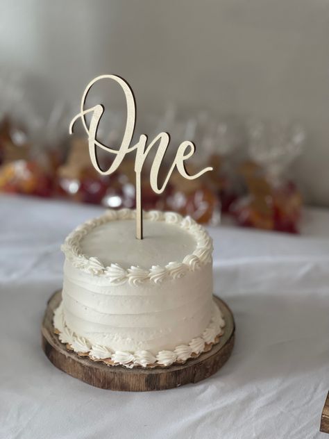 Small White Smash Cake, Simple One Year Birthday Cake, Plain White Smash Cake, Smash Cake Inspiration, Aesthetic Smash Cake, Plain Smash Cake, Minimalist Smash Cake, White And Gold Smash Cake, Neutral First Birthday Cake