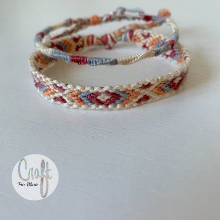 Peacock Friendship Bracelet, Friendship Bracelets With Charms, Friendship Bracelet Colors, Bracelet Patterns For Beginners, Simple Friendship Bracelets, جوني ديب, Diy Bracelets With String, Diy Friendship Bracelet, String Bracelet Patterns